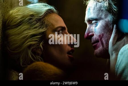 Joker : folie à deux (2024) réalisé par Todd Phillips et mettant en vedette Joaquin Phoenix dans le rôle du Joker et Lady Gaga dans le rôle de Harley Quinn dans cette suite très attendue du film Joker de 2018. Photographie publicitaire ***USAGE ÉDITORIAL SEULEMENT***. Crédit : BFA / Warner Bros Banque D'Images