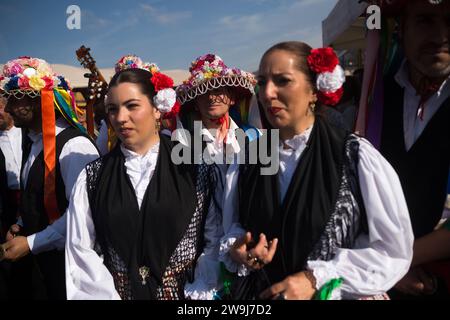 Malaga, Espagne. 28 décembre 2023. Des femmes et des hommes vêtus de costumes traditionnels assistent au festival. La 61e édition du concours Verdiales Flamenco Dance, un important festival culturel et musical, est célébrée chaque année le jour des Saints des fous. Les musiciens de différents groupes musicaux connus sous le nom de « pandas » participent à un concours qui comprend le chant et la danse dans un style flamenco appelé « Verdiales ». Les musiciens utilisent des instruments et des costumes andalous traditionnels. (Photo Jesus Merida/SOPA Images/Sipa USA) crédit : SIPA USA/Alamy Live News Banque D'Images