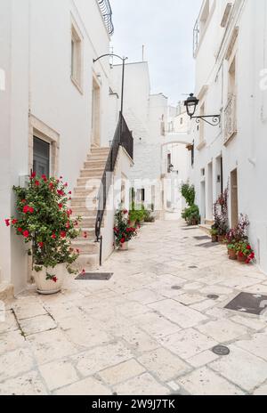 Rues caractéristiques dans le Locorotondo, ville métropolitaine de Bari, dans les Pouilles, Italie Banque D'Images