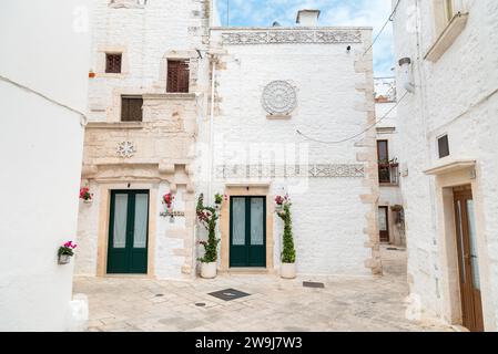 Locorotondo, Pouilles, Italie - 5 octobre 2023 : rues étroites caractéristiques dans le Locorotondo, ville métropolitaine de Bari dans les Pouilles. Banque D'Images