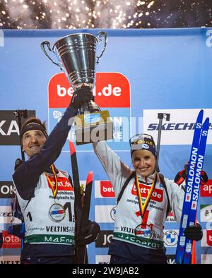 Gelsenkirchen, Allemagne. 28 décembre 2023. Sports d'hiver : Biathlon, World Team Challenge, 'Biathlon auf Schalke', Veltins-Arena : Julia Simon (l) et Fabien Claude de France célèbrent leur victoire. Crédit : David Inderlied/dpa/Alamy Live News Banque D'Images