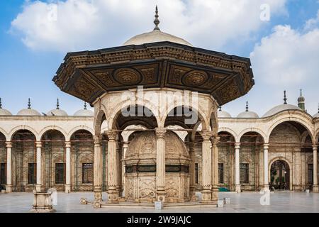 La Grande Mosquée de Muhammad Ali Pacha, avec le ciel bleu sur le fond, le Caire, Egypte. Architecture de la mosquée Saladin plus connue sous le nom de Mohammed Ali. TRAV Banque D'Images