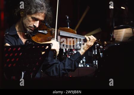 Valette, Malte - octobre 07 2023 : plan rapproché d'un violoniste professionnel dans un orchestre de musique classique lors d'un concert de théâtre en plein air avec un dar Banque D'Images