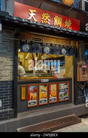 Taiyaki, crêpe japonaise en forme de poisson qui est généralement fourrée de pâte de haricots rousDotonbouri, Osaka, Japon Banque D'Images