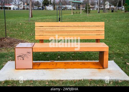 Banc artistique en bois avec dessin du parc Bellevue à Pincourt, Québec, Canada Banque D'Images