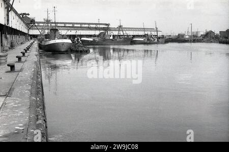 1972, historique, vue des quais de Fleetwood, Lancs, Angleterre, Royaume-Uni, montrant un chalutier amarré. La ville côtière de Fleetwood dans le comté de Wyre était autrefois l'un des plus grands ports de pêche du Royaume-Uni, avec une grande flotte océanique, mais le déclin de l'industrie de la pêche de Briitsh, signifié par le début des années 1980, tous les chalutiers de haute mer étaient partis. Banque D'Images