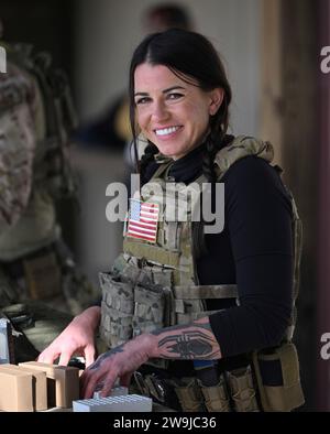 Fayetteville (États-Unis d ' Amérique). 13 décembre 2023. La survivaliste et actrice Laura Zerra charge des munitions avant l'entraînement de la cible lors du Green Beret Celebrity Tactical Challenge 2023 au complexe d'entraînement Miller du centre de guerre spécial John F. Kennedy de l'armée américaine de fort Liberty, le 13 décembre 2023 à Fayetteville, Caroline du Nord. Quatorze célébrités se sont associées aux bérets verts pour participer à l'événement annuel de tir. Crédit : K. Kassens/US Army photo/Alamy Live News Banque D'Images