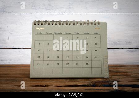 AOÛT 2024 calendrier de bureau en carton et planificateur sur une table de texture en bois. Banque D'Images