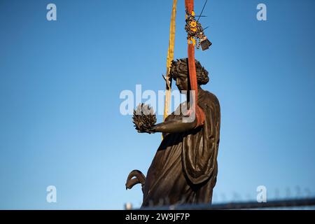 Arlington (États-Unis d ' Amérique). 20 décembre 2023. La sangle attachée à une grue est enroulée autour du Mémorial confédéré dans la section 16 du cimetière national d'Arlington alors que les équipes retirent la statue, le 20 décembre 2023 à Arlington, en Virginie. Le mémorial honorant les membres des États confédérés d'Amérique est déplacé dans le parc historique d'État du champ de bataille de New Market. Crédit : Elizabeth Fraser/États-Unis Army/Alamy Live News Banque D'Images