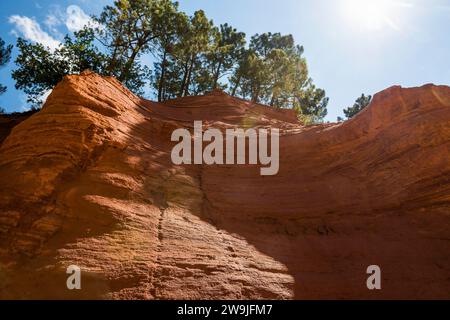 Roches rouges, le Sentier des Ocres, sentier naturel ocre, Roussillon, Département Vaucluse, Provence, Provence-Alpes-Côte d'Azur, France, Europe Banque D'Images