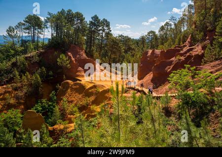 Roches rouges, le Sentier des Ocres, sentier naturel ocre, Roussillon, Département Vaucluse, Provence, Provence-Alpes-Côte d'Azur, France, Europe Banque D'Images