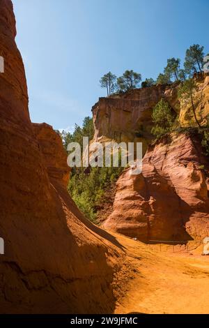 Roches rouges, le Sentier des Ocres, sentier naturel ocre, Roussillon, Département Vaucluse, Provence, Provence-Alpes-Côte d'Azur, France, Europe Banque D'Images