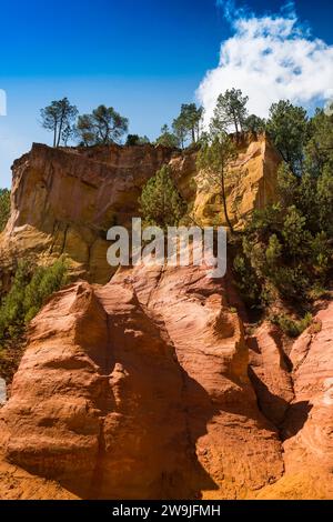 Roches rouges, le Sentier des Ocres, sentier naturel ocre, Roussillon, Département Vaucluse, Provence, Provence-Alpes-Côte d'Azur, France, Europe Banque D'Images