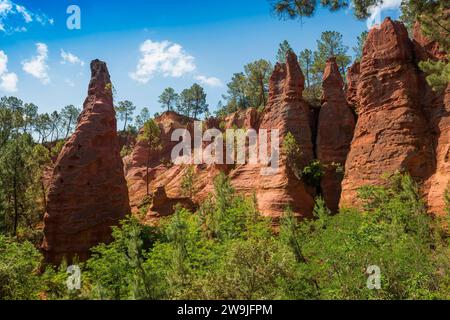 Roches rouges, le Sentier des Ocres, sentier naturel ocre, Roussillon, Département Vaucluse, Provence, Provence-Alpes-Côte d'Azur, France, Europe Banque D'Images