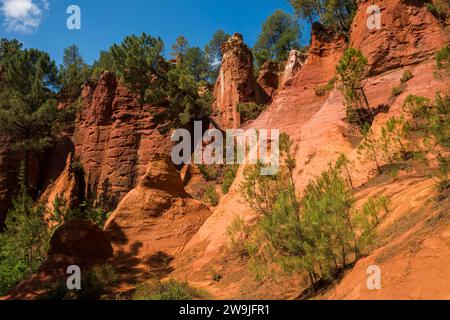 Roches rouges, le Sentier des Ocres, sentier naturel ocre, Roussillon, Département Vaucluse, Provence, Provence-Alpes-Côte d'Azur, France, Europe Banque D'Images