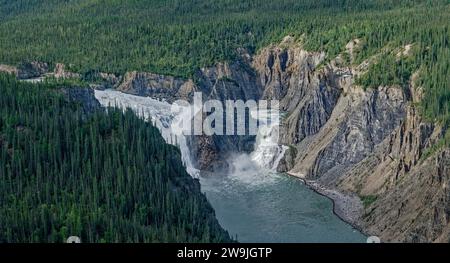 Vue aérienne des chutes Virginia, parc national Nahanni, Territoires du Nord-Ouest, Canada Banque D'Images