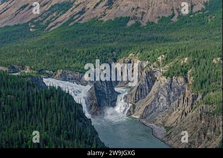 Vue aérienne des chutes Virginia, parc national Nahanni, Territoires du Nord-Ouest, Canada Banque D'Images