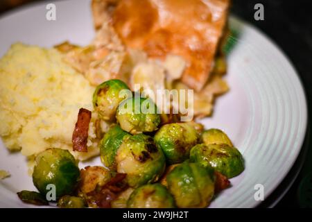 purée de carottes à tarte au poulet et dîner de germe de bruxelles Banque D'Images