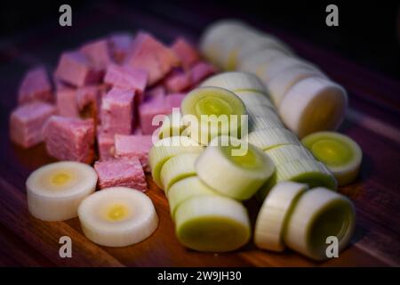 Jambon et poireaux hachés Banque D'Images