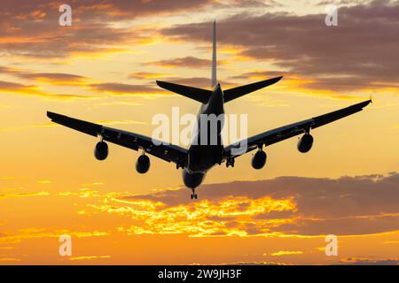 Airbus A380 devant l'atterrissage, ciel nocturne, après le coucher du soleil, Allemagne Banque D'Images