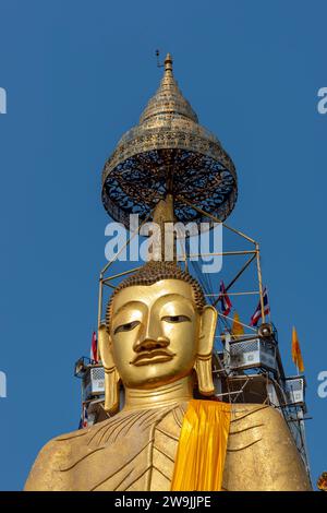 Statue de Bouddha de 32 mètres de haut, Wat Intharawihan, Bangkok, Thaïlande Banque D'Images