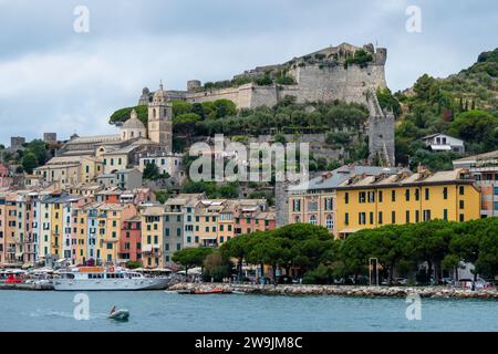 Portovenere, Italie, 30 juillet 2023. Vue, depuis la mer, du village de Portovenere avec le château de Doria Banque D'Images