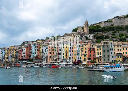 Portovenere, Italie, 30 juillet 2023. Vue, depuis la mer, du village de Portovenere avec le château de Doria Banque D'Images