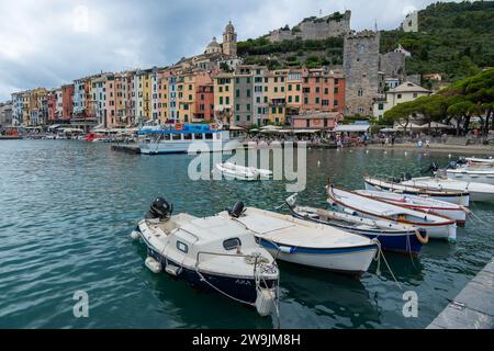 Portovenere, Italie, 30 juillet 2023. Vue, depuis la rive, du village de Portovenere avec le château de Doria Banque D'Images