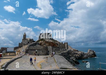 Portovenere, Italie, 30 juillet 2023. Église Saint Pierre située sur un rocher Banque D'Images