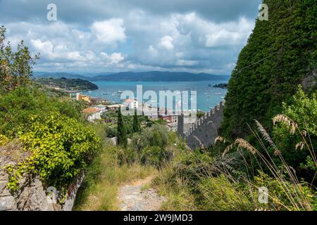 Portovenere, Italie, 30 juillet 2023, vue du village depuis le château de Doria Banque D'Images