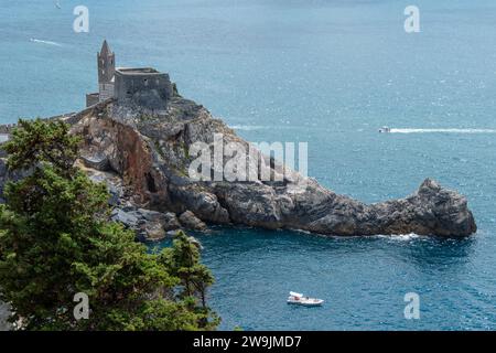 Portovenere, Italie, 30 juillet 2023. Église Saint Pierre située sur un rocher Banque D'Images