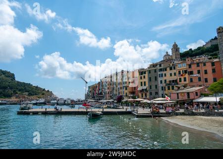 Portovenere, Italie, 30 juillet 2023. Vue, depuis la rive, du village de Portovenere avec le château de Doria Banque D'Images