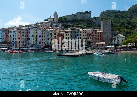 Portovenere, Italie, 30 juillet 2023. Vue, depuis la mer, du village de Portovenere avec le château de Doria Banque D'Images