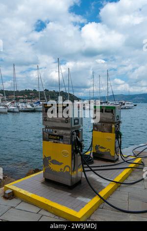 Portovenere, Italie, 30 juillet 2023. Station de carburant Marina pour l'approvisionnement des bateaux Banque D'Images