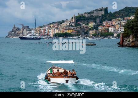 Portovenere, Italie, 30 juillet 2023. Vue, depuis la mer, du village de Portovenere avec le château de Doria Banque D'Images