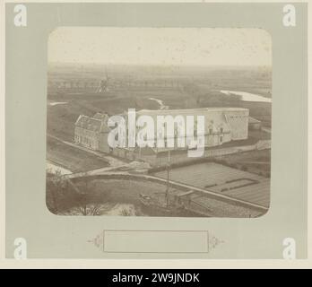 Vue des travaux de défense à Veere, anonyme, 1850 - 1880 photographie papier inconnu. support photographique. Carton albumine imprimer fortifications permanentes Veere Banque D'Images