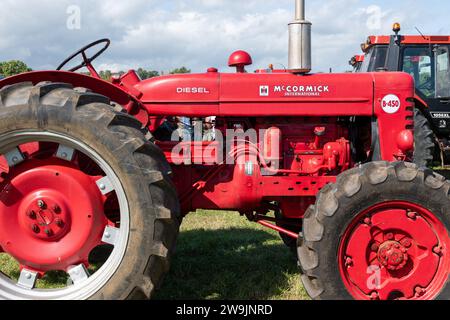 Drayton.Somerset.royaume-Uni.19 août 2023.Un tracteur sans route B450 restauré de 1964 est exposé lors d'un événement agricole d'antan Banque D'Images