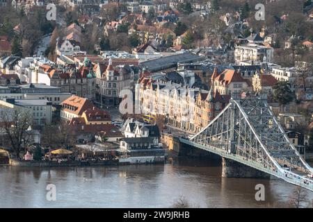 Blick auf die Elbe und ein ueberflutetes Gebiet am 27.12.2023 in der Naehe der Bruecke Blaues Wunder à Dresde. Vue sur l'Elbe et une zone inondée le 27 décembre 2023, près du pont Blaues Wunder, Blaues Wunder, à Dresde. Deutschland neue Bundeslaender Sachsen totale Uebersicht Dresden Fluss Fluesse Elbe Wetter Landschaft Flusslandschaft Wetterfeature flut ueberflutet Hochwasser, Natur Katastrophe Naturkatastrophe Umweltkatastrophen Unwetterschaeden chaden Schaeden Banque D'Images