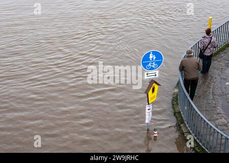 Blick auf die Elbe und ein ueberflutetes Gebiet am 27.12.2023 in der Naehe der Bruecke Blaues Wunder à Dresde. Vue sur l'Elbe et une zone inondée le 27 décembre 2023 près du pont Blaues Wunder à Dresde. Deutschland neue Bundeslaender Sachsen totale Uebersicht Dresden Fluss Fluesse Elbe Wetter Landschaft Flusslandschaft Wetterfeature flut ueberflutet Hochwasser, Natur Katastrophe Naturkatastrophe Umweltkatastrophen Unwetterschaeden Chaden Schaeden Banque D'Images