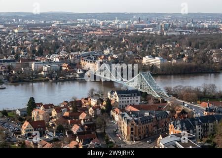 Blick auf die Elbe und ein ueberflutetes Gebiet am 27.12.2023 in der Naehe der Bruecke Blaues Wunder à Dresde. Vue sur l'Elbe et une zone inondée le 27 décembre 2023, près du pont Blaues Wunder, Blaues Wunder, à Dresde. Deutschland neue Bundeslaender Sachsen totale Uebersicht Dresden Fluss Fluesse Elbe Wetter Landschaft Flusslandschaft Wetterfeature flut ueberflutet Hochwasser, Natur Katastrophe Naturkatastrophe Umweltkatastrophen Unwetterschaeden chaden Schaeden Banque D'Images