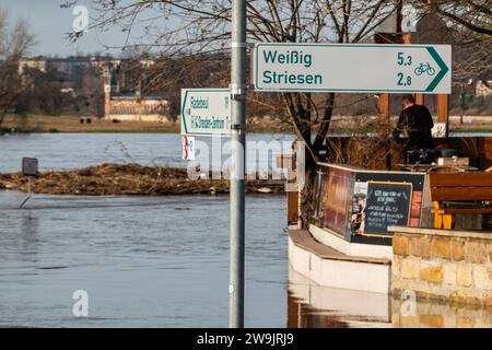 Blick auf die Elbe und ein ueberflutetes Gebiet am 27.12.2023 in der Naehe der Bruecke Blaues Wunder an der Gaststaette Koernergarten à Dresde. Vue sur l'Elbe et une zone inondée le 27 décembre 2023 près du pont Blaues Wunder au restaurant Koernergarten à Dresde. Recherche : Deutschland neue Bundeslaender Sachsen totale Uebersicht Dresden Fluss Fluesse Elbe Wetter Landschaft Flusslandschaft Wetterfeature flut ueberflutet Hochwasser, Natur Katastrophe Naturkatastrophe Umweltkatastrophen Unwetter Unwetterschaeden chaden Schaeden Klima Klimawelt OekaUmweluss Fleschaeden Banque D'Images