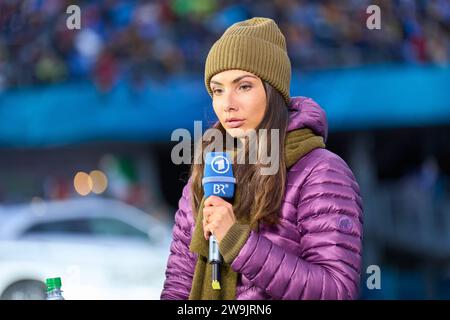 Lea Wagner, présentatrice sportive ARD Sport Moderatorin, Sportmoderatorin, Journalistin, Das Erste, Fernsehmoderatorin, TV, au 71. Tournoi de saut à ski four Hills le 28 décembre 2023 à Schattenbergschanze ORLEN Arena à Oberstdorf, Bavière, Allemagne, © Peter Schatz / Alamy Live News Banque D'Images