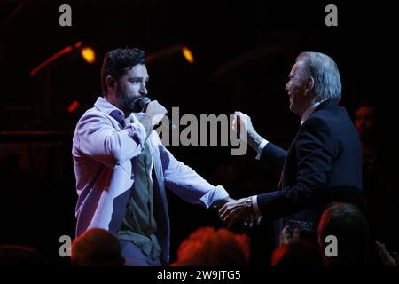 Anvers, Belgique. 28 décembre 2023. Le chanteur Metejoor aka Joris van Rossem et le chanteur Will Tura photographiés lors du concert 'Will Tura nodigt uit, het ultieme concert' en l'honneur du musicien belge Will Tura, jeudi 28 décembre 2023 à Anvers. Différents artistes interprètent des chansons de 83 ans Arthur Achiel Albert, chevalier Blanckaert, nom de scène Will Tura. BELGA PHOTO NICOLAS MAETERLINCK crédit : Belga News Agency/Alamy Live News Banque D'Images