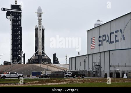 Une fusée SpaceX Falcon Heavy est prête à lancer le X37B de l'armée américaine pour la Force spatiale américaine depuis le complexe de lancement 39 au Centre spatial Kennedy, en Floride, le jeudi 28 décembre 2023. Ce sera la septième mission clandestine pour l'avion spatial semblable à une navette spatiale. Photo de Joe Marino/UPI crédit : UPI/Alamy Live News Banque D'Images