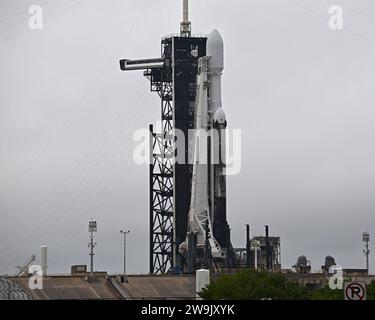 Une fusée SpaceX Falcon Heavy est prête à lancer le X37B de l'armée américaine pour la Force spatiale américaine depuis le complexe de lancement 39 au Centre spatial Kennedy, en Floride, le jeudi 28 décembre 2023. Ce sera la septième mission clandestine pour l'avion spatial semblable à une navette spatiale. Photo de Joe Marino/UPI crédit : UPI/Alamy Live News Banque D'Images