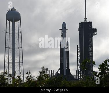 Une fusée SpaceX Falcon Heavy est prête à lancer le X37B de l'armée américaine pour la Force spatiale américaine depuis le complexe de lancement 39 au Centre spatial Kennedy, en Floride, le jeudi 28 décembre 2023. Ce sera la septième mission clandestine pour l'avion spatial semblable à une navette spatiale. Photo de Joe Marino/UPI crédit : UPI/Alamy Live News Banque D'Images