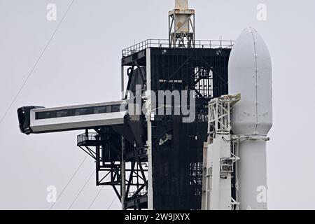 Une fusée SpaceX Falcon Heavy est prête à lancer le X37B de l'armée américaine pour la Force spatiale américaine depuis le complexe de lancement 39 au Centre spatial Kennedy, en Floride, le jeudi 28 décembre 2023. Ce sera la septième mission clandestine pour l'avion spatial semblable à une navette spatiale. Photo de Joe Marino/UPI crédit : UPI/Alamy Live News Banque D'Images