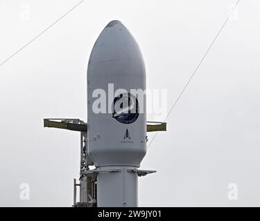 Une fusée SpaceX Falcon Heavy est prête à lancer le X37B de l'armée américaine pour la Force spatiale américaine depuis le complexe de lancement 39 au Centre spatial Kennedy, en Floride, le jeudi 28 décembre 2023. Ce sera la septième mission clandestine pour l'avion spatial semblable à une navette spatiale. Photo de Joe Marino/UPI crédit : UPI/Alamy Live News Banque D'Images