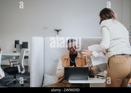 Équipe multiculturelle de professionnels créatifs élaborant des stratégies et des idées de brainstorming pour la croissance des profits. Banque D'Images