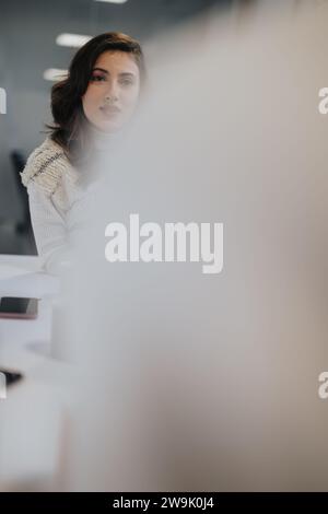 Coéquipiers d'affaires buvant du café et du thé, conversant et se détendant dans une atmosphère agréable et positive pendant la pause du travail. Banque D'Images